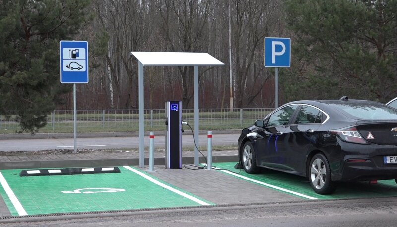 Visagine įrengtos dvi elektromobilių įkrovimo prieigos