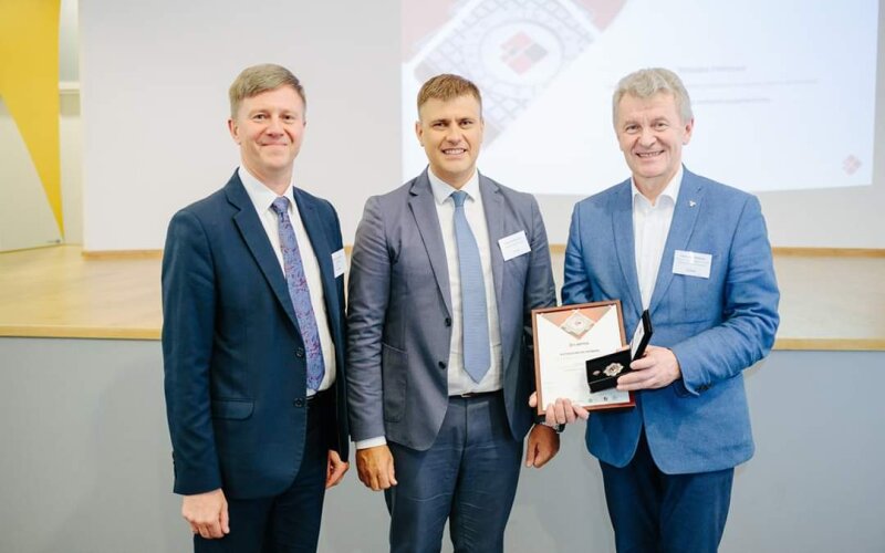 Lietuvos inžinerinės pramonės asociacijos LINPRA garbės ženklu apdovanotas  dr. Vytautas Petkūnas