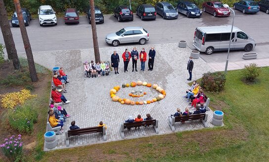 Oranžinė šypsena nukeliavo į globos namus