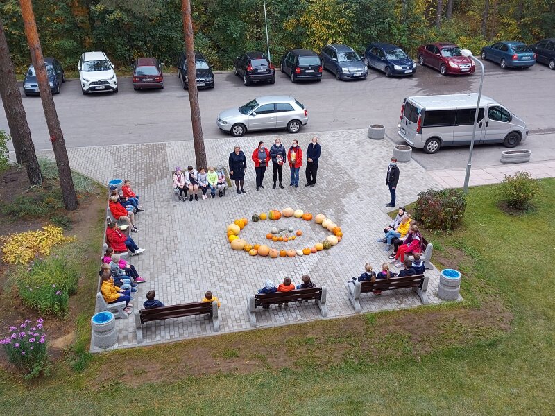 Oranžinė šypsena nukeliavo į globos namus