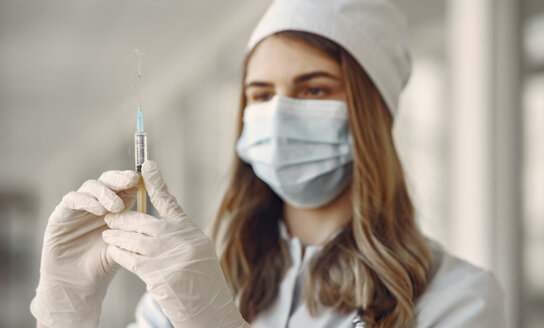 Nuo COVID-19 bus vakcinuojama daugiau darbuotojų ir savanorių, turinčių sąlytį su pacientais ir...