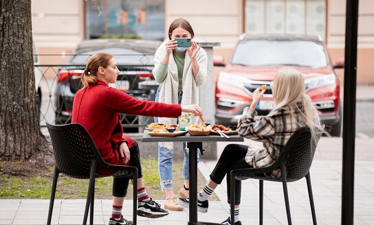 Vyriausybė užveria duris neturintiesiems galimybių paso: negalės lankytis didelėse parduotuvėse,...