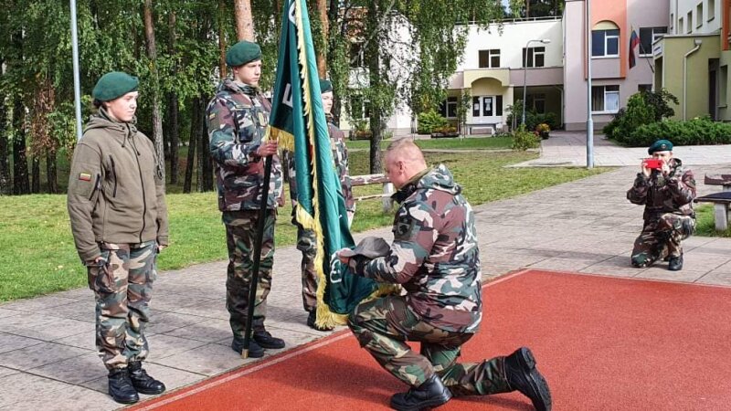 Naujas ,,Žiburio“ mokyklos jaunųjų šaulių vadovas davė šaulio priesaiką