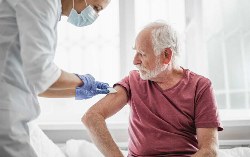 Пожилые люди в возрасте 75 лет и старше должны пройти первую вакцинацию до 8-9 ноября.