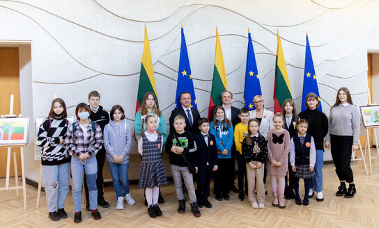 LR Vyriausybėje atidarytoje piešinių parodoje – Lietuva Visagino moksleivių akimis