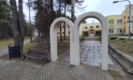 Tvoros demontavimas prie Visagino edukacijų centro