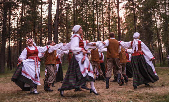 Į „Draugystės" koncertų salę grįžta tautinių šokių ir dainų festivalis „Kaimynėli, būki...