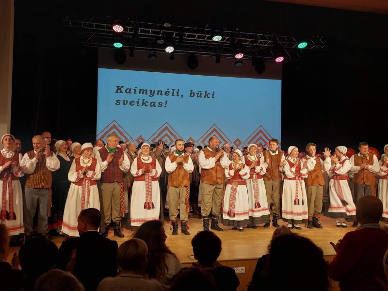 Štai taip kaimynėliai vieni kitus pasveikino ir viso ko geriausio palinkėjo!