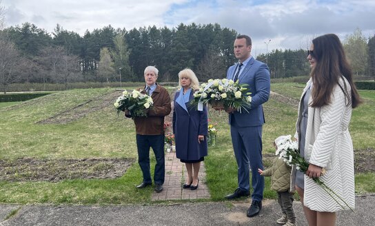 Visagino savivaldybės atstovai vyko prie paminklinio akmens, skirto Černobylio avarijos aukoms...