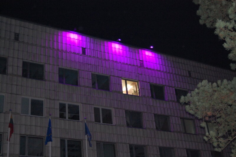 Pasaulinę neišnešiotų naujagimių dieną Visagino savivaldybės pastatas nušvis purpurine spalva