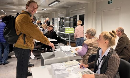 Pirmąją balsavimo iš anksto dieną Seimo rinkimuose balsuoti atvyko daugiau kaip 44 tūkst. rinkėjų