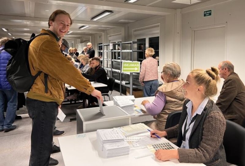 Pirmąją balsavimo iš anksto dieną Seimo rinkimuose balsuoti atvyko daugiau kaip 44 tūkst. rinkėjų