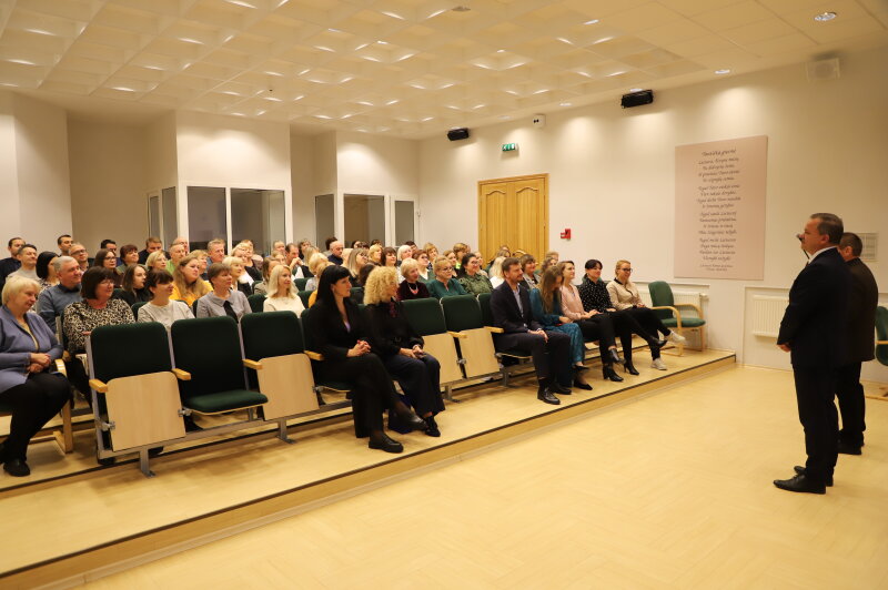 Vadovai pasveikino savivaldybės darbuotojus Vietos savivaldos dienos proga!