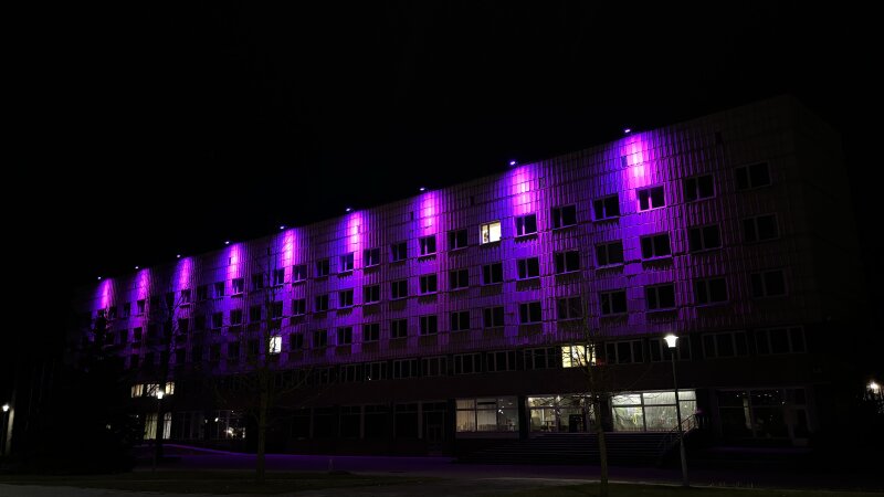 Pasaulinę neišnešiotų naujagimių dieną Visagino savivaldybės pastatas nušvis purpurine spalva